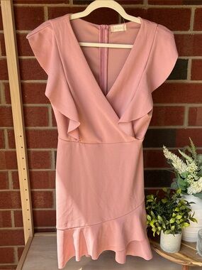 Altar’d State Short Sleeve Fit & Flare V Neck Dress‎ Size Med Rose Pink
Feminine